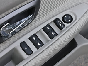 2013款1.6L 自动尊贵版 主驾车窗控制区	