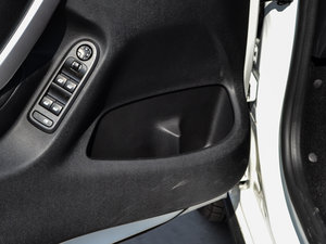 2015款1.6THP 自动智能型 前门储物空间