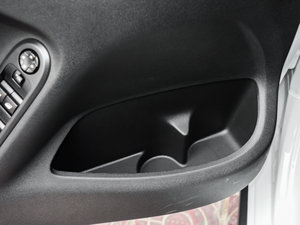 2015款1.6L 自动时尚型 前门储物空间