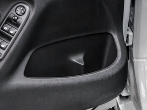 2015款1.6L 自动先锋型 前门储物空间