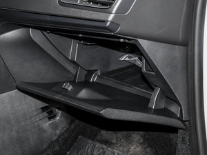 2015款1.6L 自动先锋型 手套箱