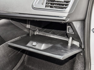 2015款1.6L 自动智能型 手套箱