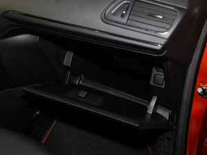 2017款230THP 自动先锋型 手套箱