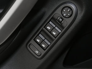 2017款1.6L 手动先锋型 主驾车窗控制区	