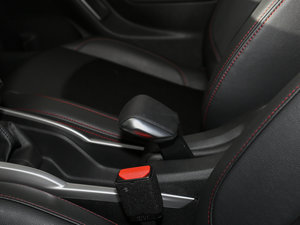 2017款1.6L 手动先锋型 换挡杆