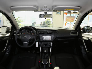 2017款1.6L 手动先锋型 内饰全景