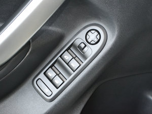 2017款1.6L 手动先锋型 主驾车窗控制区	