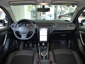 2017款1.6L 手动先锋型 内饰全景