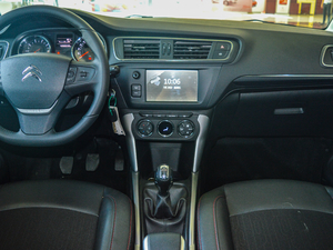 2017款1.6L 手动先锋型 中控台