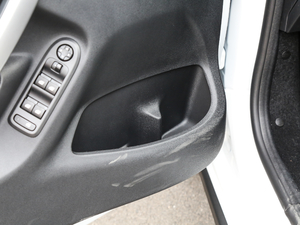 2018款1.6L 自动先锋型 前门储物空间