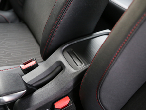 2018款1.6L 自动先锋型 中央扶手箱