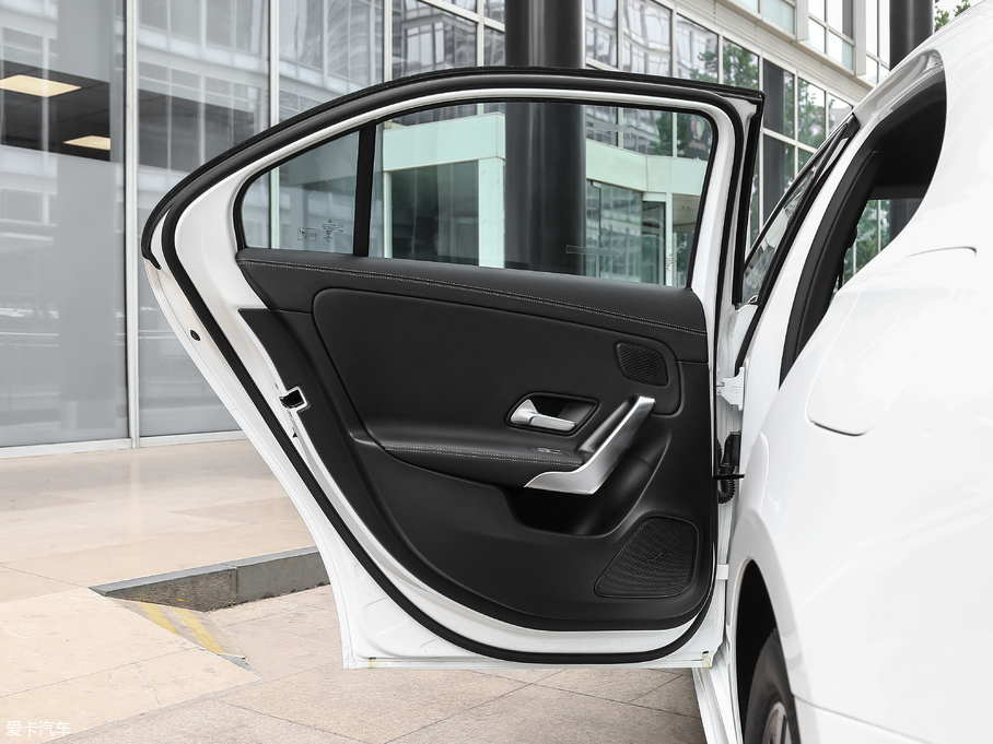 2019YA A 180 L \I܇