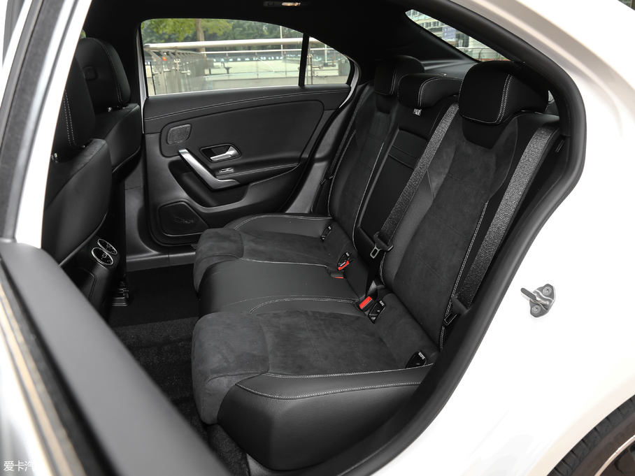 2019YA A 180 L \I܇