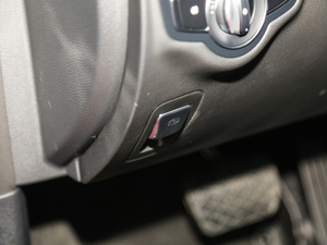 2019款C 260 L 4MATIC 驻车制动器
