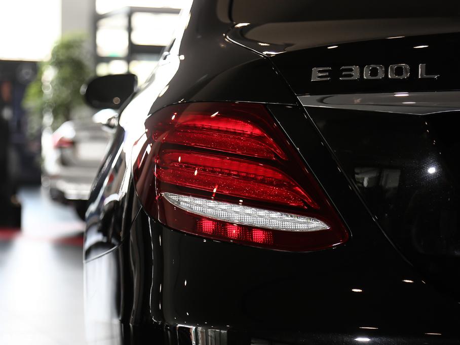 2019YE Ŀ E 300 L r