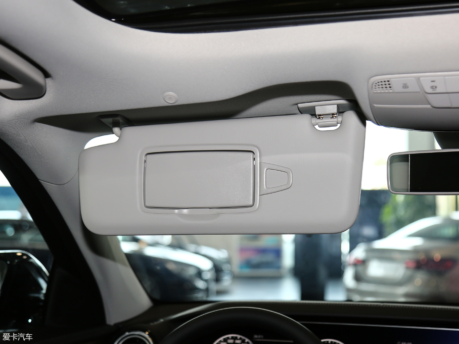 2019YE Ŀ E 300 L r