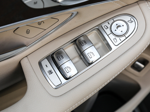 2019款GLC 300 L 4MATIC豪华型 主驾车窗控制区	