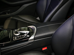 2019款GLC 200 L 4MATIC 中央扶手箱