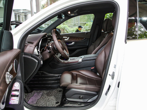2020款GLC 300 L 4MATIC动感型 前排空间