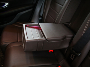 2020款GLC 300 L 4MATIC动感型 后排中央扶手
