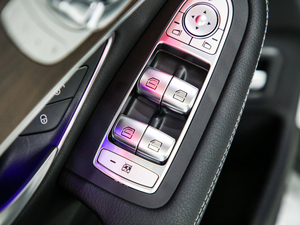 2020款GLC 300 L 4MATIC动感型 主驾车窗控制区	