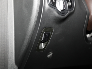 2020款GLC 260 L 4MATIC豪华型 驻车制动器