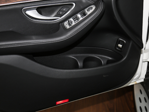2020款GLC 300 L 4MATIC豪华型 前门储物空间