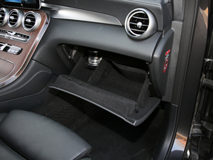 2020款GLC 300 L 4MATIC AMG Line 手套箱