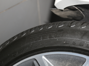 2020Ŀ E 300 L r ݆̥Ʒ