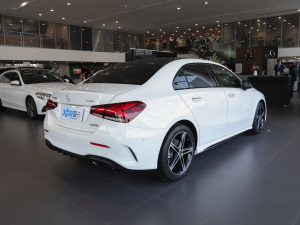 2020Ŀ A 220 L 4MATIC \I܇ w^