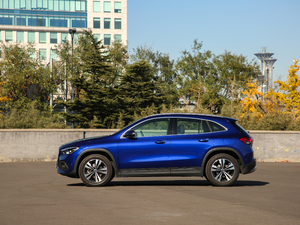 2020GLA 200 w^