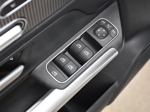 2020款GLA 200 4MATIC 主驾车窗控制区	