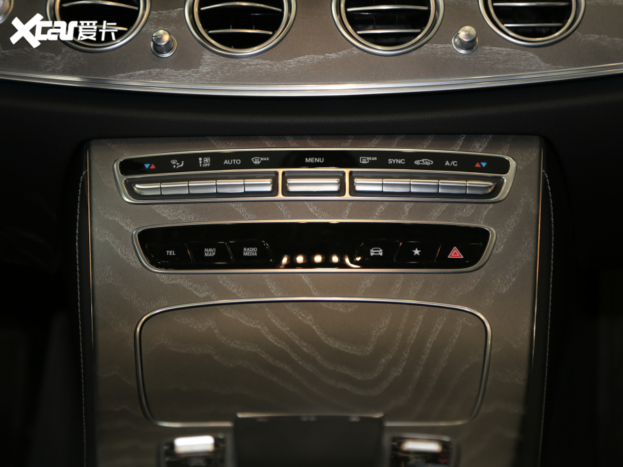 2021YE Ŀ E 300 L r\