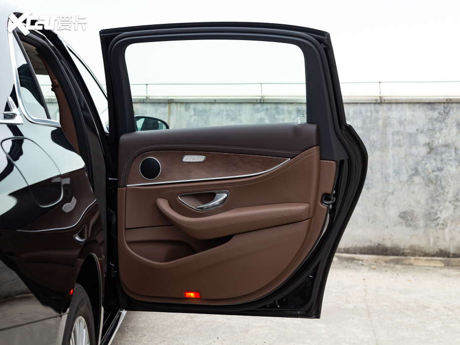 2021YE Ŀ E 300 L r