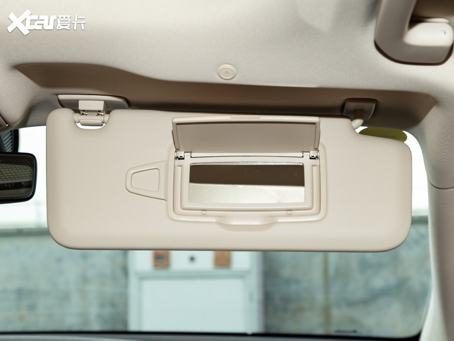 2021YE Ŀ E 300 L r