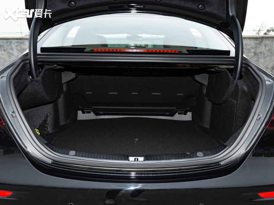 2021YE Ŀ E 300 L r