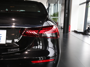 2021款E 300 L 豪华运动型 尾灯