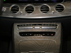 2021Ŀ E 300 L r\ {{