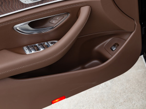 2021Ŀ E 300 L r ǰTg