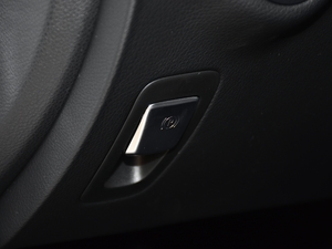 2021款C 260 L 驻车制动器