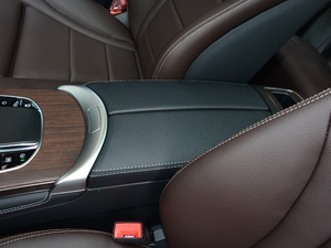 2021款GLC 300 L 4MATIC 豪华型 中央扶手箱