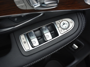 2021款GLC 300 L 4MATIC 豪华型 主驾车窗控制区	