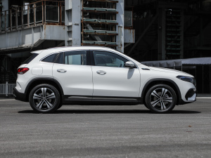 2022EQA 300 4MATIC װl؄e w^