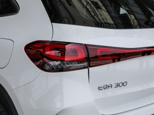 2022EQA 300 4MATIC װl؄e ^