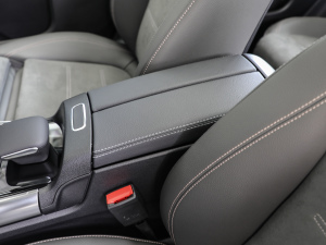 2022EQA 300 4MATIC װl(f)؄e 