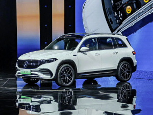 2022款EQB 350 4MATIC 首发特别版 左前45度