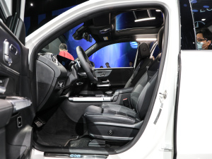 2022款EQB 350 4MATIC 首发特别版 前排空间