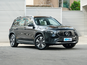 2022款EQB 260 右前45度