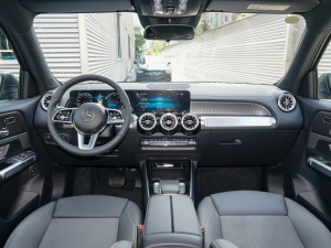2022款EQB 350 4MATIC 内饰全景