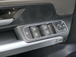 2022款EQB 350 4MATIC 主驾车窗控制区	